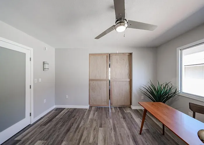 Modern Gem I 3br, Ensuites, Fenced, Sunsets Holiday home *