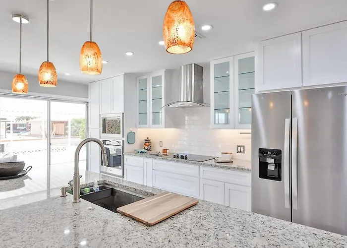 Modern Gem I 3br, Ensuites, Fenced, Sunsets