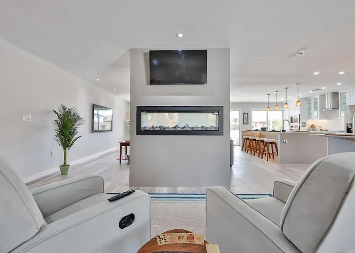 Modern Gem I 3br, Ensuites, Fenced, Sunsets Holiday home *