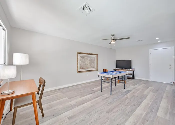 Modern Gem I 3br, Ensuites, Fenced, Sunsets Holiday home *